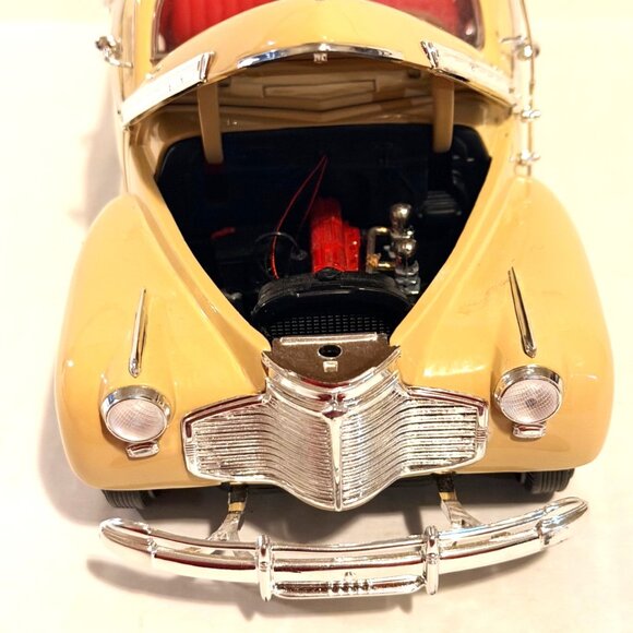 Welly 1:18 Scale 1941 Chevy Special Deluxe Cream Convertible Diecast Model Car - Picture 5 of 13